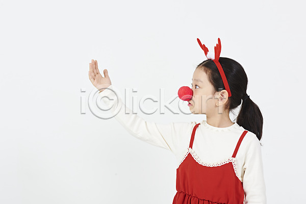 즐거움 소녀(어린이) 소녀한명만 어린이 여자 한국인 한명 JPG 앞모습 포토 겨울 누끼 루돌프머리띠 루돌프분장 빨간색 빨간코 상반신 서기 손짓 스튜디오촬영 실내 연말 응시 이벤트 크리스마스 파티 흰배경