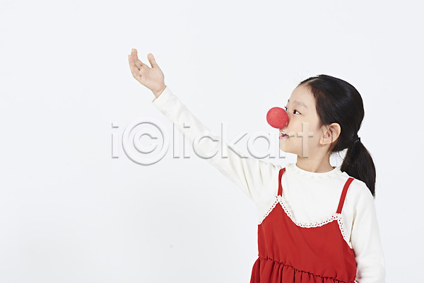 즐거움 소녀(어린이) 소녀한명만 어린이 여자 한국인 한명 JPG 앞모습 포토 겨울 누끼 루돌프머리띠 루돌프분장 미소(표정) 빨간색 빨간코 상반신 서기 손들기 손짓 스튜디오촬영 실내 연말 응시 이벤트 크리스마스 파티 흰배경