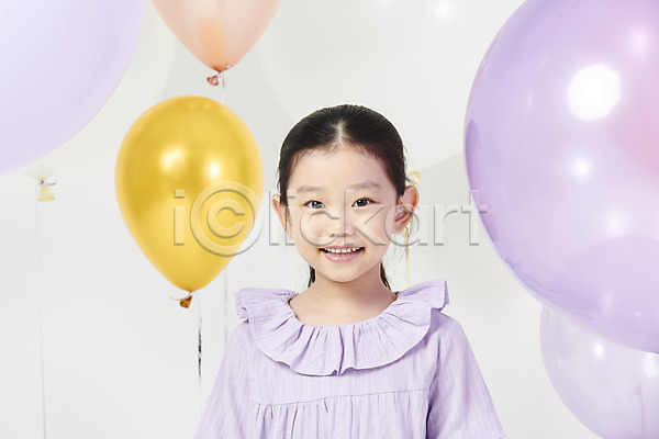 즐거움 소녀(어린이) 소녀한명만 어린이 여자 한국인 한명 JPG 앞모습 포토 누끼 미소(표정) 상반신 서기 스튜디오촬영 실내 이벤트 파티 풍선 흰배경