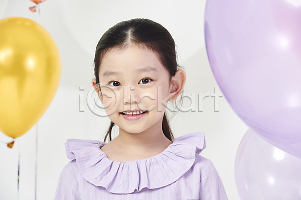 즐거움 소녀(어린이) 소녀한명만 어린이 여자 한국인 한명 JPG 앞모습 포토 누끼 미소(표정) 상반신 서기 스튜디오촬영 실내 이벤트 파티 풍선 흰배경
