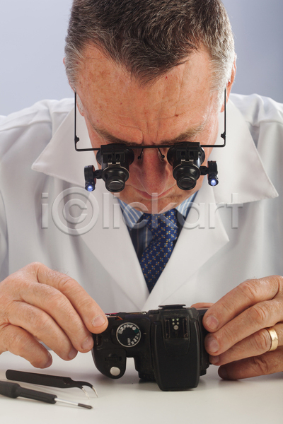 남자 백인 한명 JPG 포토 해외이미지 기술자 디지털카메라 수리 실험복 안경 옛날 핀셋