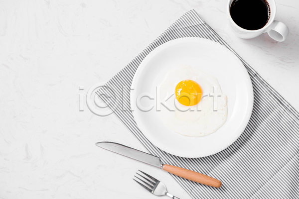 사람없음 JPG 포토 하이앵글 해외이미지 계란프라이 나이프 실내 아침식사 접시 커피 커피잔 포크 흰배경