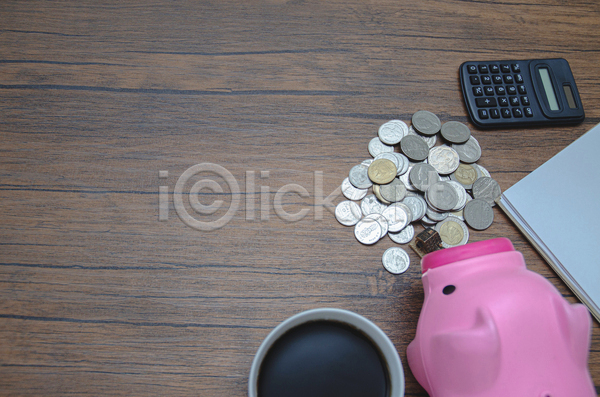 사람없음 JPG 포토 해외이미지 경제 계산기 금융 나무배경 동전 돼지저금통 실내 카피스페이스