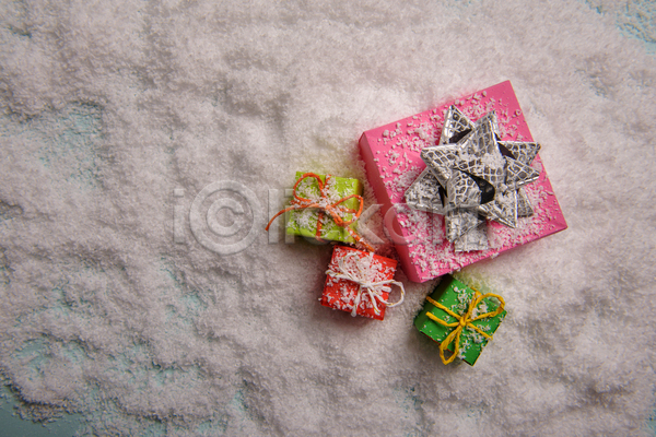 사람없음 JPG 포토 하이앵글 해외이미지 눈(날씨) 눈덮임 리본 선물상자 실내 크리스마스 크리스마스배경 크리스마스용품