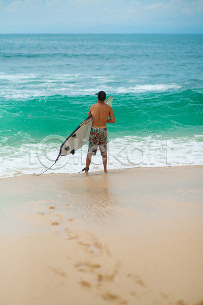 남자 성인 성인남자한명만 한명 JPG 뒷모습 포토 해외이미지 들기 바다 서기 서핑 서핑보드 수영복 야외 전신 주간 파도 해변