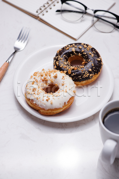 달콤 사람없음 JPG 포토 해외이미지 공책 도넛 실내 안경 접시 커피 커피잔 포크 흰배경