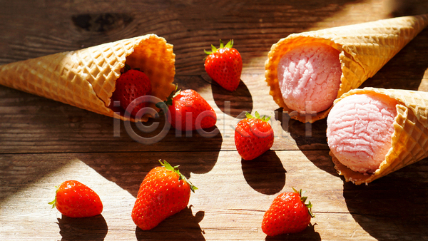 사람없음 JPG 포토 해외이미지 그림자 나무배경 두개 딸기 딸기아이스크림 콘아이스크림 햇빛