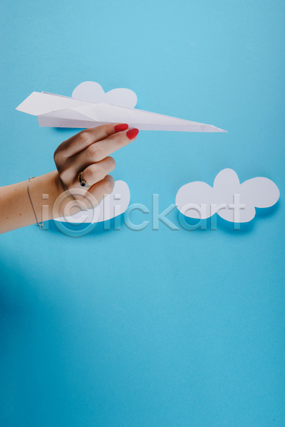 신체부위 JPG 포토 해외이미지 구름(자연) 그림자 들기 손 실내 잡기 종이 종이비행기 파란배경