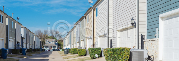 사람없음 JPG 포토 해외이미지 가족 거리 고층빌딩 교외 대출 도시 도심 돌담 목재 미국 부동산 수납 아파트 연립주택 오솔길 외관 이웃 잔디 재산 좁은 주택 차고 차도 커뮤니티 텍사스 해외포토