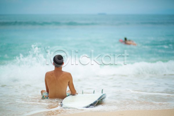남자 두명 성인 성인만 여자 JPG 뒷모습 포토 해외이미지 바다 서핑 서핑보드 수영복 앉기 야외 엎드리기 전신 주간 파도 해변