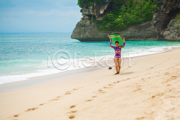 성인 성인여자한명만 여자 한명 JPG 앞모습 포토 해외이미지 걷기 바다 서핑 서핑보드 수영복 수평선 야외 전신 주간 하늘 해변