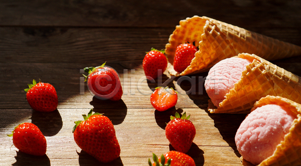 사람없음 JPG 포토 해외이미지 딸기 아이스크림 아이스크림콘 콘아이스크림 햇빛
