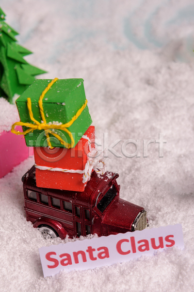 사람없음 JPG 포토 해외이미지 눈(날씨) 눈덮임 미니어처 선물상자 실내 쌓기 영어 자동차 크리스마스 크리스마스배경 크리스마스용품