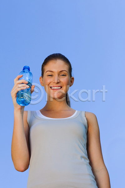 시원함 성인 성인여자한명만 여자 한명 JPG 앞모습 포토 해외이미지 갈증해소 들기 물 물병 미소(표정) 상반신 운동복 응시 파란색