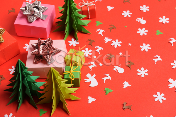 사람없음 JPG 포토 해외이미지 나무모형 눈꽃 눈송이 루돌프 리본 빨간배경 선물상자 실내 종이 천사 크리스마스 크리스마스배경 크리스마스용품