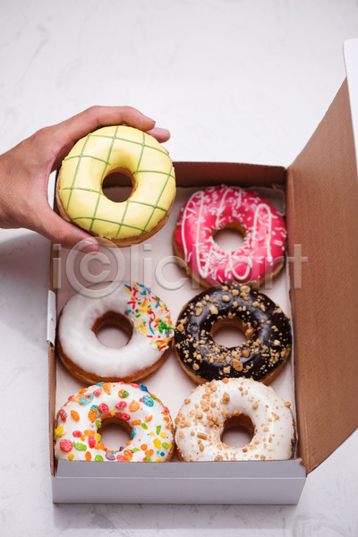 달콤 신체부위 JPG 포토 하이앵글 해외이미지 도넛 들기 손 실내 종이상자 흰배경