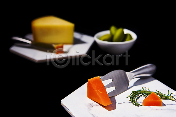 사람없음 JPG 포토 검은배경 그릇 꽂음 대리석 로즈메리 스튜디오촬영 식재료 실내 올리브 음식 치즈 칼 포크