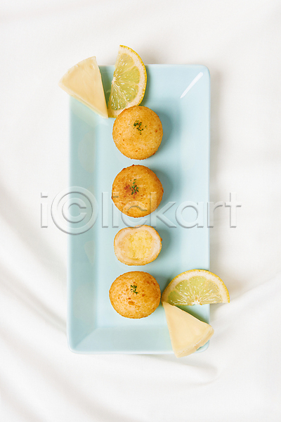 사람없음 JPG 포토 하이앵글 레몬 바삭바삭 반쪽 스튜디오촬영 실내 음식 일렬 접시 치즈 치즈볼 튀김 흰배경