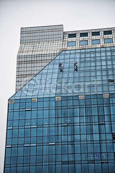 두명 사람없음 성인 성인만 JPG 뒷모습 포토 고층빌딩 매달리기 서울 야외 외벽 유리창청소 일상 전신 주간 청소 청소부