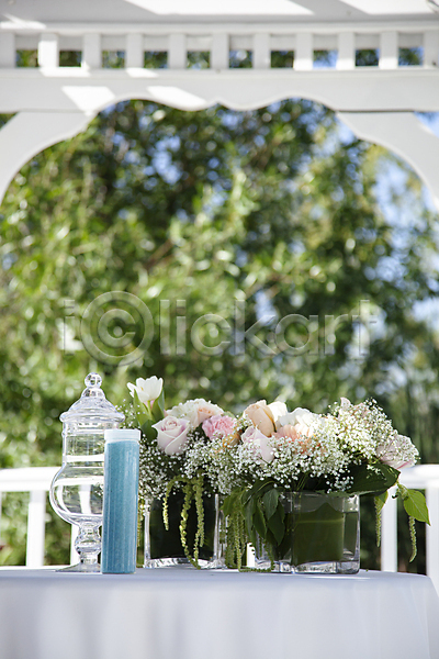 감성 사람없음 JPG 아웃포커스 포토 결혼 결혼소품 결혼식 꽃 꽃병 로스앤젤레스 미국 야외 예식장 주간 탁자