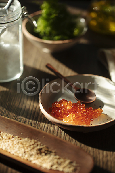 따뜻함 사람없음 JPG 아웃포커스 포토 그림자 나무그릇 나무숟가락 나무탁자 날치알 소금 소금통 식재료 실내 접시