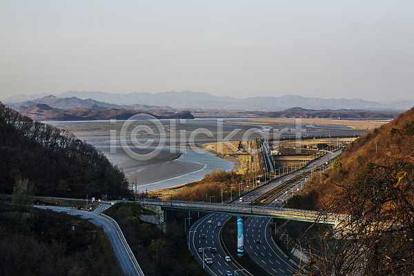 사람없음 JPG 포토 경기도 다리(건축물) 도로 산 야외 연천 임진강 전경 주간 하늘