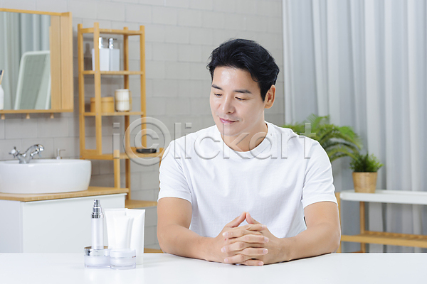 40대 남자 중년 중년남자한명만 한국인 한명 JPG 앞모습 포토 그루밍족 기초화장품 깍지 맨라이프 미소(표정) 뷰티 상반신 스킨케어 영포티 욕실 응시 자기관리 중년라이프 피부관리 화장실