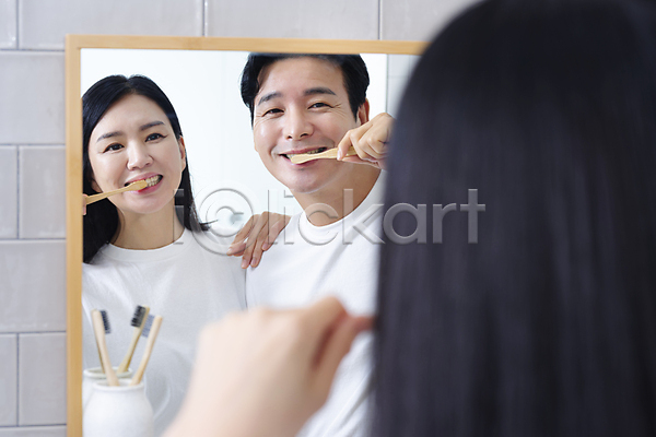 다정 함께함 40대 남자 두명 여자 중년 중년만 한국인 JPG 뒷모습 포토 들기 미소(표정) 반사 뷰티 상반신 양치 어깨에손 영포티 욕실 욕실거울 응시 자기관리 중년라이프 중년부부 치아건강 칫솔 커플 커플라이프 화장실