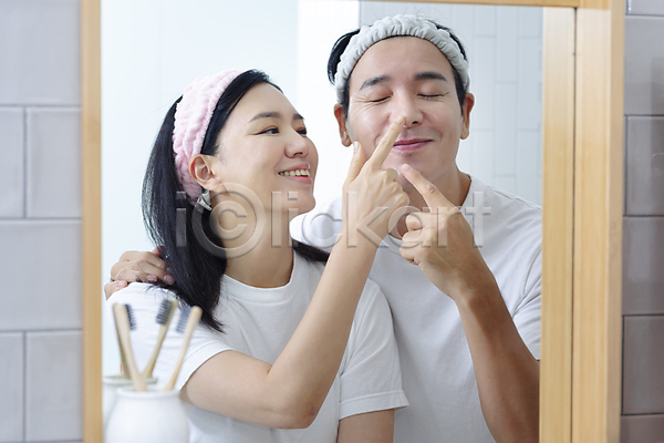 다정 함께함 40대 남자 두명 여자 중년 중년만 한국인 JPG 앞모습 포토 눈감음 머리띠 미소(표정) 반사 부부 뷰티 상반신 어깨에손 영포티 욕실 욕실거울 자기관리 장난 중년부부 커플 커플라이프 터치 피부관리 화장실