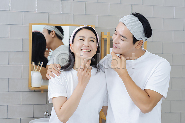 다정 함께함 40대 남자 두명 여자 중년 중년만 한국인 JPG 앞모습 포토 머리띠 미소(표정) 반사 뷰티 상반신 손짓 어깨에손 영포티 욕실 욕실거울 응시 자기관리 중년라이프 중년부부 커플 커플라이프 피부관리 화장실