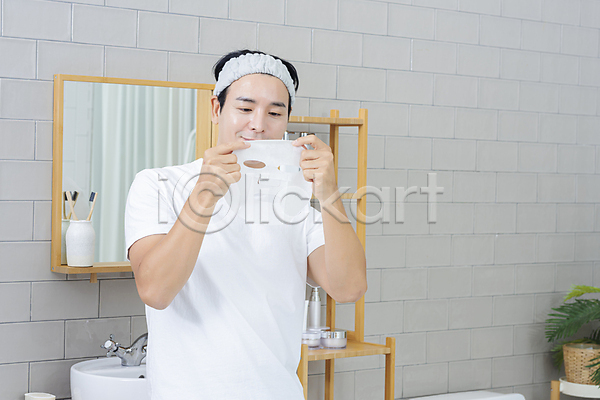40대 남자 중년 중년남자한명만 한국인 한명 JPG 앞모습 포토 그루밍족 들기 마스크팩 맨라이프 머리띠 미소(표정) 뷰티 상반신 스킨케어 영포티 욕실 응시 자기관리 중년라이프 피부관리 화장실