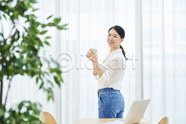 40대 여자 중년 중년여자한명만 한국인 한명 JPG 소프트포커스 옆모습 포토 노트북 뒤돌아보기 들기 머그컵 미소(표정) 비즈니스라이프 비즈니스우먼 상반신 서기 식물 실내 응시 재택근무 중년라이프 책상