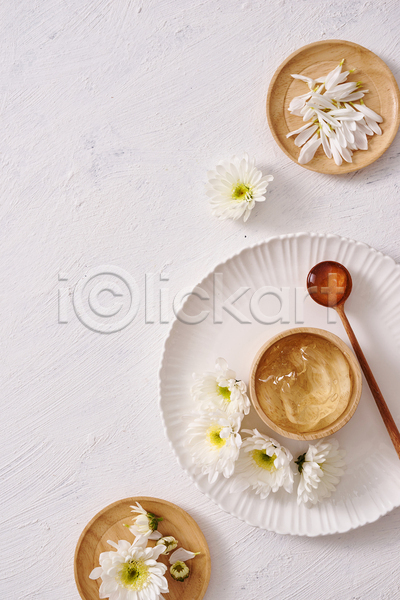 사람없음 JPG 포토 하이앵글 해외이미지 꽃 나무그릇 나무숟가락 나무접시 실내 알로에 알로에베라 알로에젤 접시 피부관리 흰배경