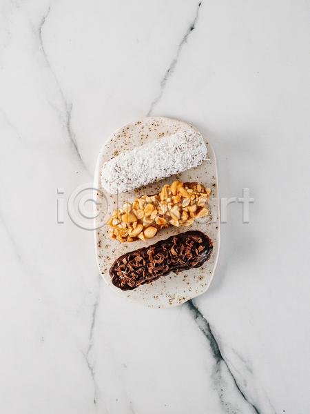 달콤 사람없음 JPG 포토 해외이미지 견과류 대리석 디저트 땅콩 에클레어 코코넛 플랫레이 흰배경
