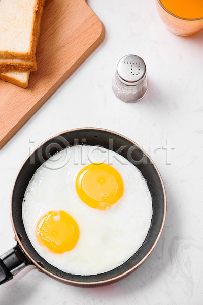 사람없음 JPG 포토 해외이미지 계란프라이 나무도마 식빵 실내 아침식사 오렌지주스 프라이팬 후추통 흰배경