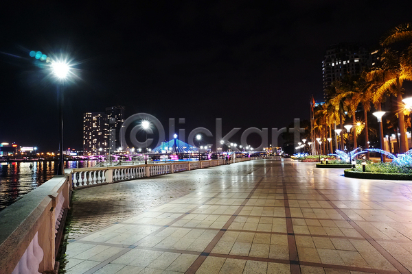 사람없음 JPG 포토 해외이미지 가로등 강 건물 도시 도시풍경 베트남 빌딩 야간 야경 야외 야자수 울타리