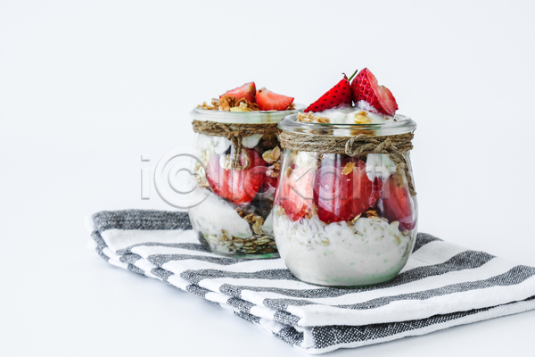 사람없음 JPG 포토 해외이미지 그릭요거트 딸기 식탁보 실내 요거트 흰배경