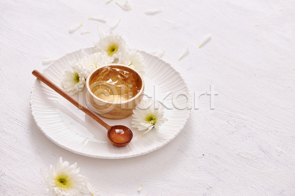사람없음 JPG 포토 해외이미지 꽃 나무그릇 나무숟가락 실내 알로에젤 에스테틱 접시 화장품 흰배경