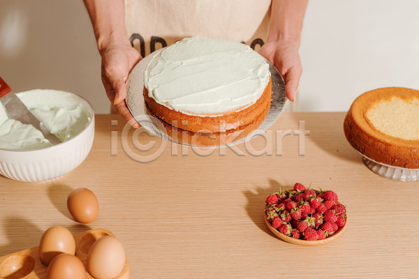 남자 성인 성인남자한명만 한명 JPG 앞모습 포토 해외이미지 계란 들기 보여주기 산딸기 상반신 생크림 실내 요리 제빵 케이크 탁자