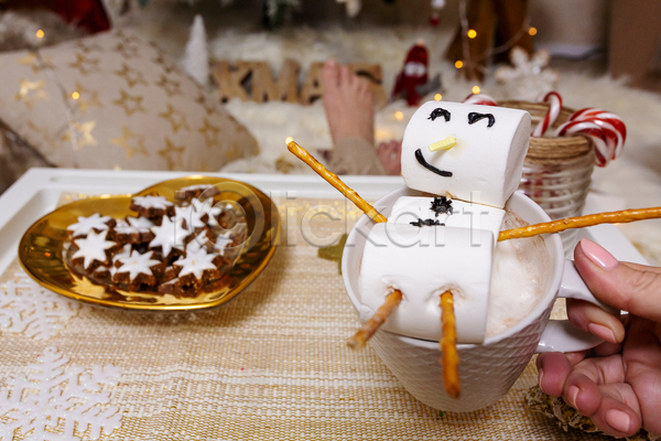 신체부위 JPG 포토 해외이미지 눈사람 마시멜로우 머그컵 발 손 실내 잡기 쟁반 접시 크리스마스장식