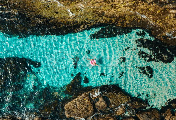 사람 성인 성인여자한명만 여자 한명 JPG 포토 항공촬영 해외이미지 떠있는 물 바다 야외 여름(계절) 튜브 호주 휴가