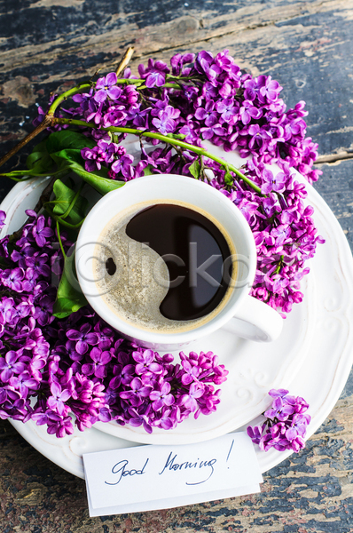 사람없음 JPG 포토 하이앵글 해외이미지 나무배경 라일락 접시 쪽지 커피 커피잔 컵받침
