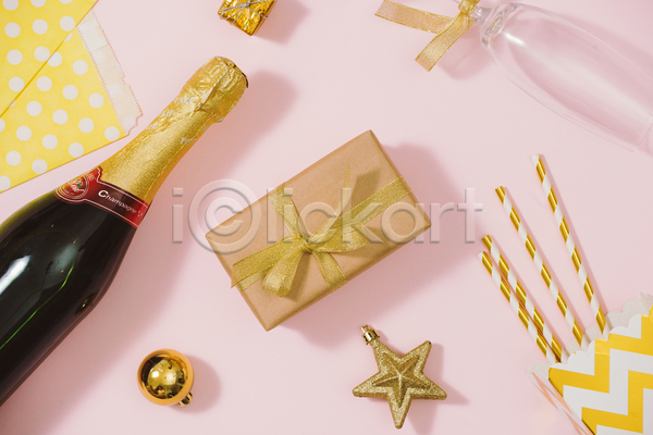 즐거움 축하 사람없음 JPG 포토 하이앵글 해외이미지 리본 별 분홍색배경 빨대 생일 생일선물 샴페인 샴페인병 샴페인잔 선물상자 실내 오너먼트 파티 포장지