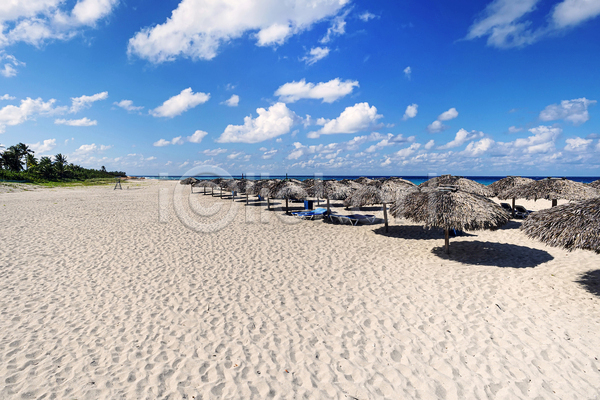 사람없음 JPG 포토 해외이미지 구름(자연) 그림자 모래사장 야외 여름(계절) 여름풍경 주간 파라솔 하늘 휴양지