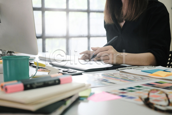 성인 성인여자한명만 여자 한명 JPG 포토 해외이미지 디자이너 머그컵 모니터 사무실 서류판 스테이플러 업무 창문 컬러리스트 태블릿 태블릿펜 포스트잇 형광펜