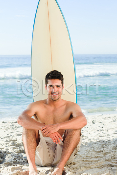 남자 성인 성인남자한명만 한명 JPG 앞모습 포토 해외이미지 바다 서핑 서핑보드 수영복 앉기 야외 응시 전신 주간 해변