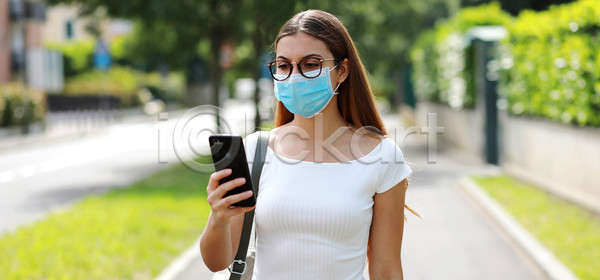 고민 스마트 행복 사람 여자 한명 JPG 포토 해외이미지 가면 감염 거리 대화 도시 독서 메시지 모바일 무선전화기 바이러스 배너 봄 비즈니스 셀룰러 수술 스마트폰 심각 안경 야외 어플리케이션 여름(계절) 온라인 인터넷 타이핑 파노라마 학생 해외포토 핸드폰
