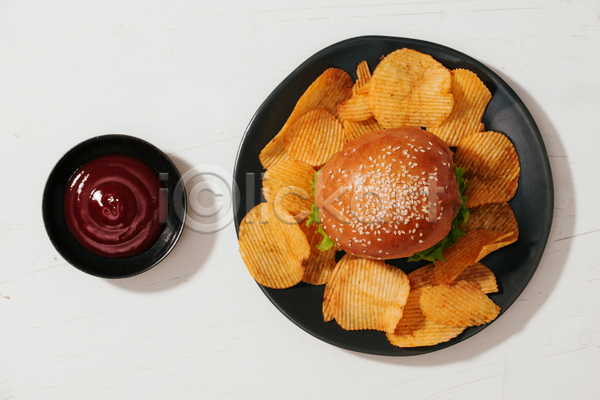 사람없음 JPG 포토 하이앵글 해외이미지 감자칩 실내 인스턴트 케첩 패스트푸드 햄버거 흰배경