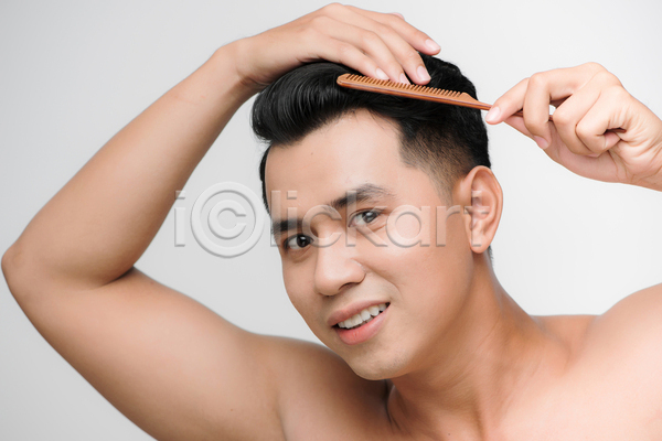남자 동양인 성인 성인남자한명만 한명 JPG 앞모습 포토 해외이미지 그루밍족 머리빗 머리손질 뷰티 상반신 실내 자기관리 헤어관리 흰배경