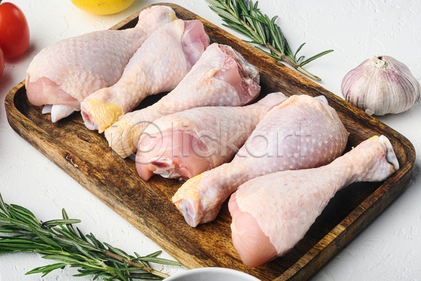 신선 사람없음 JPG 포토 해외이미지 나무쟁반 날것 닭고기 닭다리 레몬 로즈메리 마늘 방울토마토 실내 흰배경